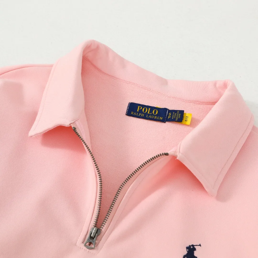 P260 #R99 Ralph Lauren pony logo eight-color half-zip lapel sweatshirt. Wear three times in one suit, easy to switch styles: Fully stand-up collar mode: crisp lapel three-dimensional windproof, taking into account warmth and cool lines, full of coolness ▫️Half-open lazy mode: slightly exposed collarbone, relaxed and comfortable | Pair with a shirt or high collar to show the intellectual atmosphere ▫️Full-open V-neck mode: Visually extends the neck-shoulder ratio | Stacking is more layered, hiding the flesh and making it look slimmer, making it easy to wear with a sense of luxury. Genderless design, shared wardrobe concept: White is gentle and elegant | Black is cool and slimming | Both colors can be used to create a couple CP look. 8 colors are available in the full line | From classic to soft | Meet all daily and occasion dressing needs Quality is reflected in the details: Micro-label logo embroidery | Loose but not procrastinating tailoring | High-grade fabrics ensure a comfortable fit. Easily manage various scenarios such as workplace commuting, weekend leisure, and date travel, effortless chic is the definition of effortless chic.  Color: Black White Navy Mint Green Khaki Pink Yellow Army Green Size: S M L